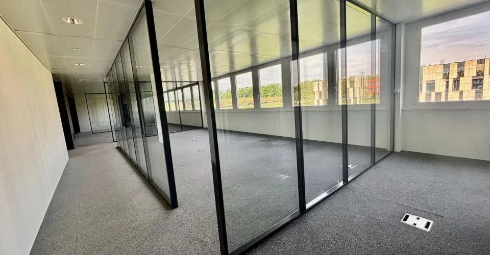 Superbe surface de bureau de 350 à 1500 m2 dans très bel environnement très accessible: CFF & Autoroute