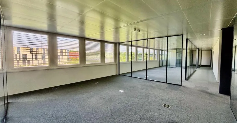 Superbe surface de bureau de 350 à 1500 m2 dans très bel environnement très accessible: CFF & Autoroute