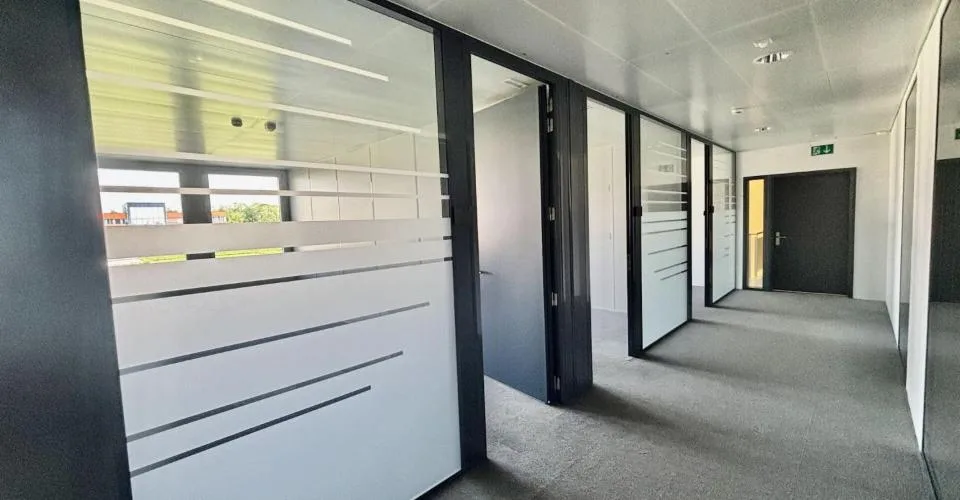 Superbe surface de bureau de 350 à 1500 m2 dans très bel environnement très accessible: CFF & Autoroute