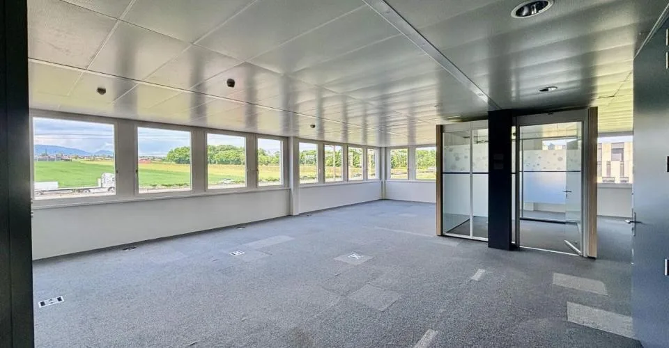 Superbe surface de bureau de 350 à 1500 m2 dans très bel environnement très accessible: CFF & Autoroute