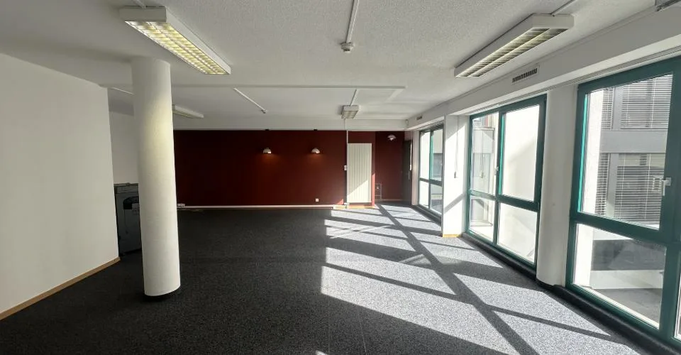 Crissier – Bureau de 149 m² au rez-de-chaussée, proche du centre et des accès autoroutiers