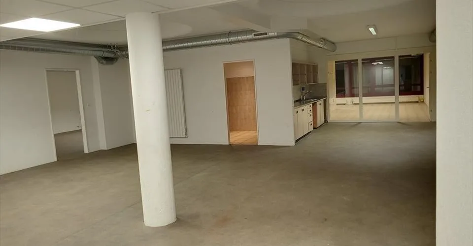 Local commercial d environ 245 m2 à louer immédiatement