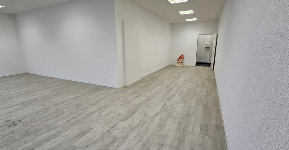 Surface commerciale-bureau de 65 m² à louer – 1er étage