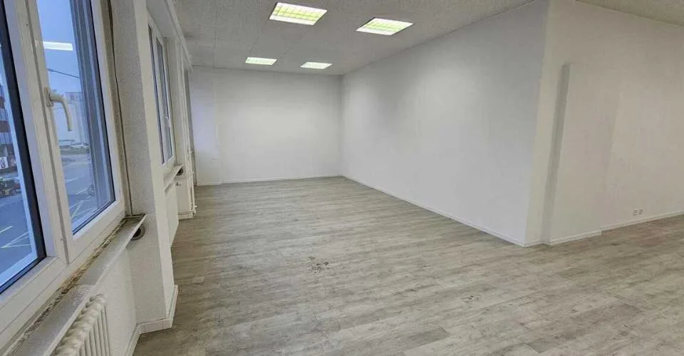 Surface commerciale-bureau de 65 m² à louer – 1er étage