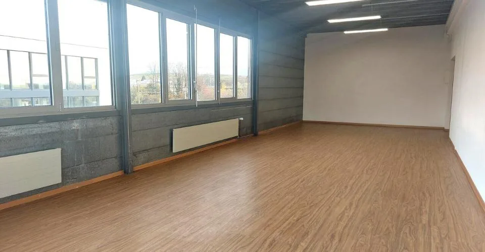 Bureau de 61 m2 - zone déchargement avec plateforme - Bail flexible