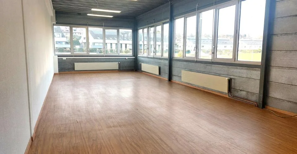Bureau de 61 m2 - zone déchargement avec plateforme - Bail flexible