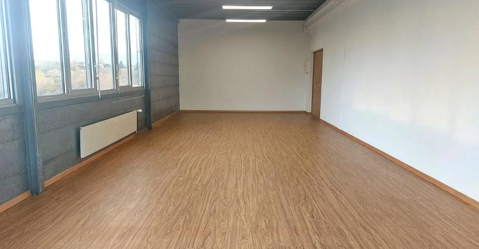 Bureau de 61 m2 - zone déchargement avec plateforme - Bail flexible