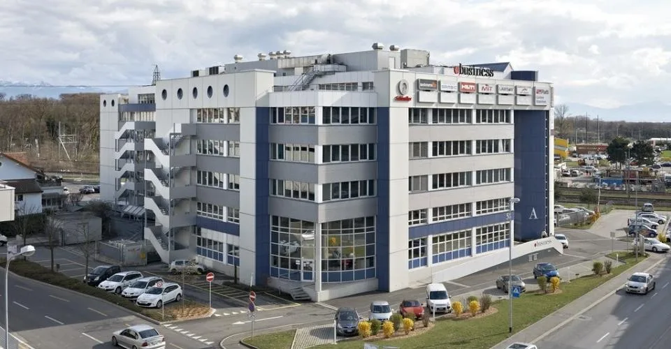 Bureaux proches de l'autoroute A1 et de la gare CFF