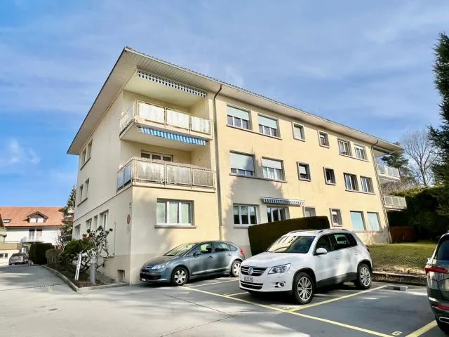 Spacieux local commercial loué avec 3 places de parc extérieures