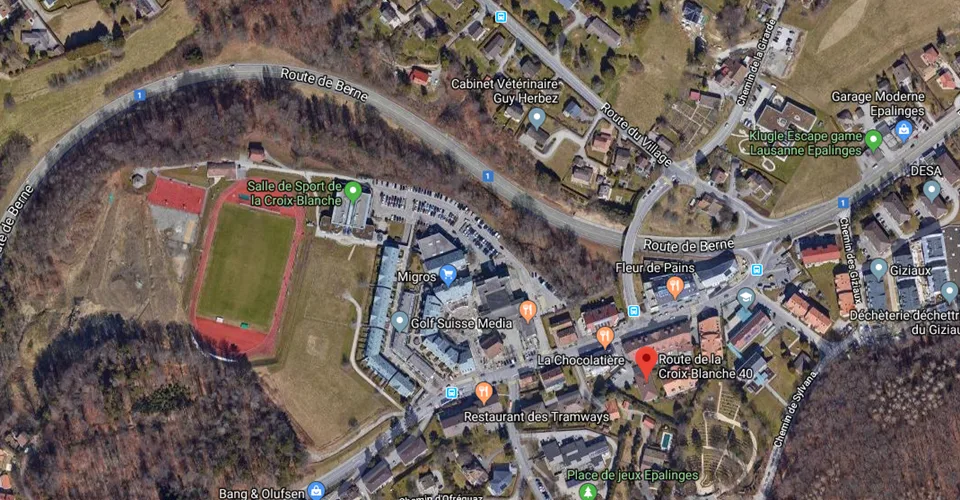 Spacieux local commercial loué avec 3 places de parc extérieures