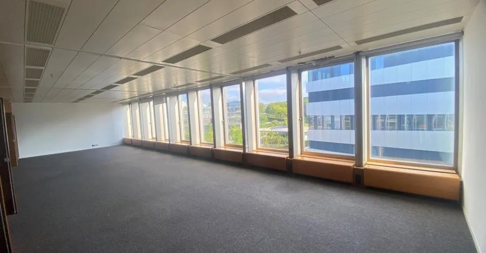 Grande surface de bureaux d'environ 700 m2 proche de toutes commodités