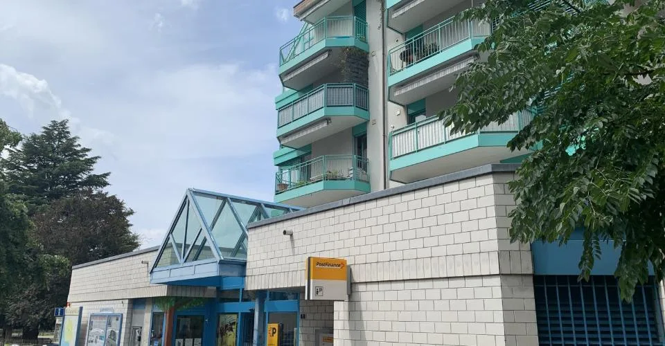 La Tour-de-Peilz, dans l'immeuble abritant la Poste - bureaux au rez