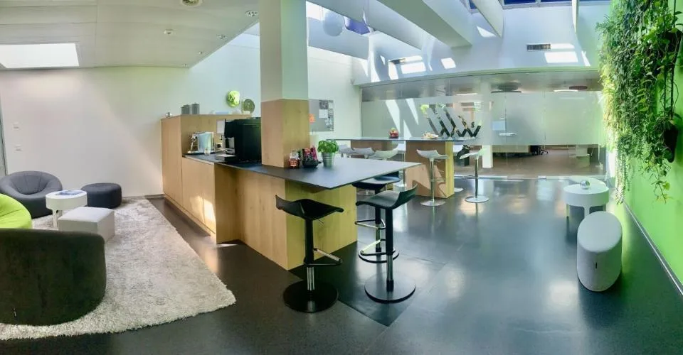 Bureau de 278 m2 très bon standing - loyer bon marché