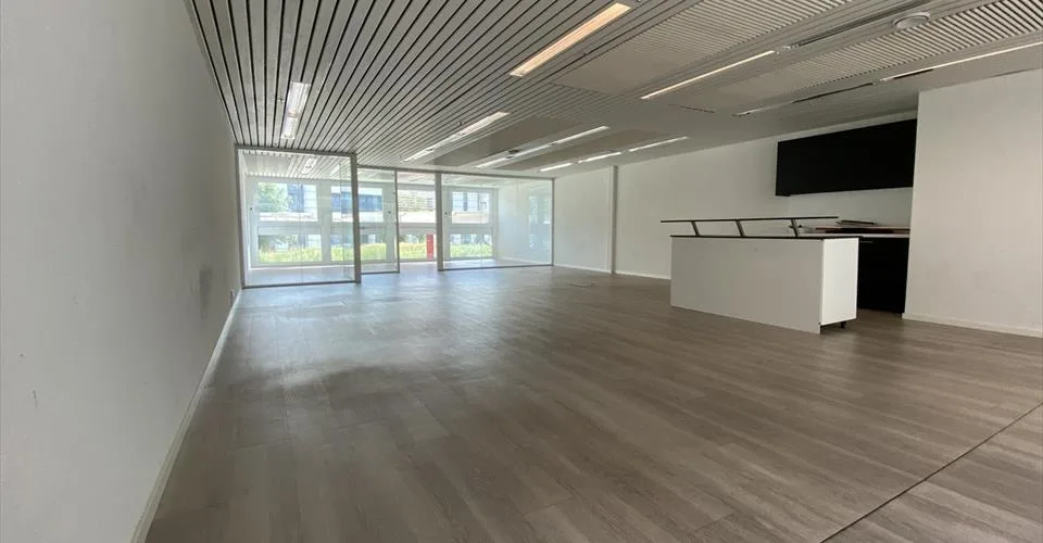 Opportunité - Au cœur de la ZI Champ-Colin - belle surface de 116 m2
