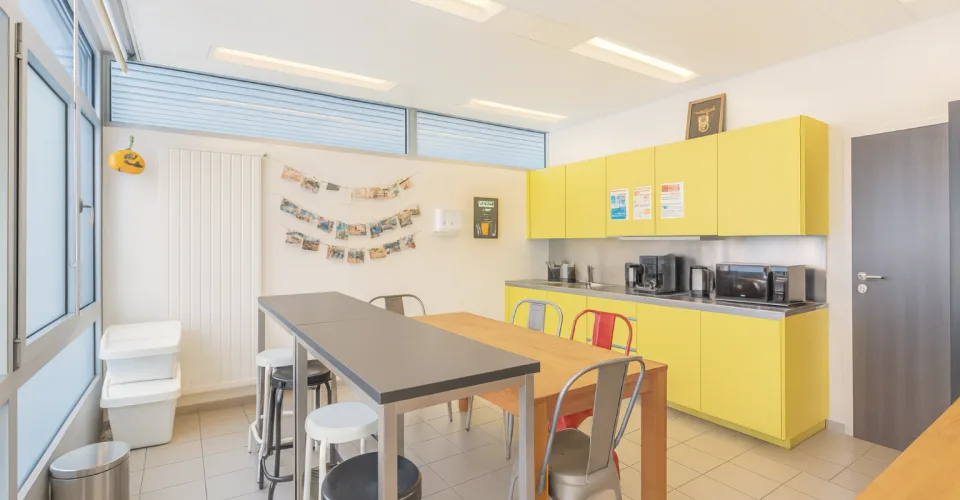 Bureaux clés en main, modernes et lumineux, face au lac.