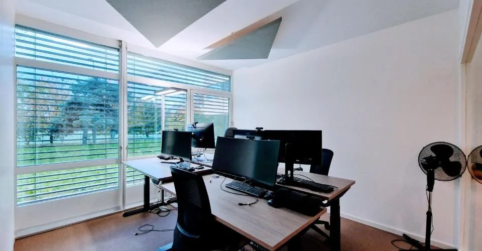 Bureaux clés en main, modernes et lumineux, face au lac.