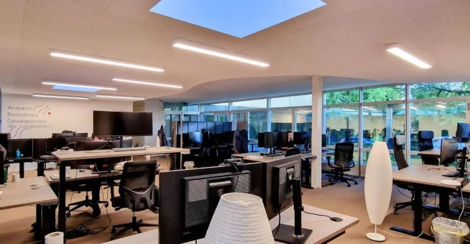 Bureaux clés en main, modernes et lumineux, face au lac.