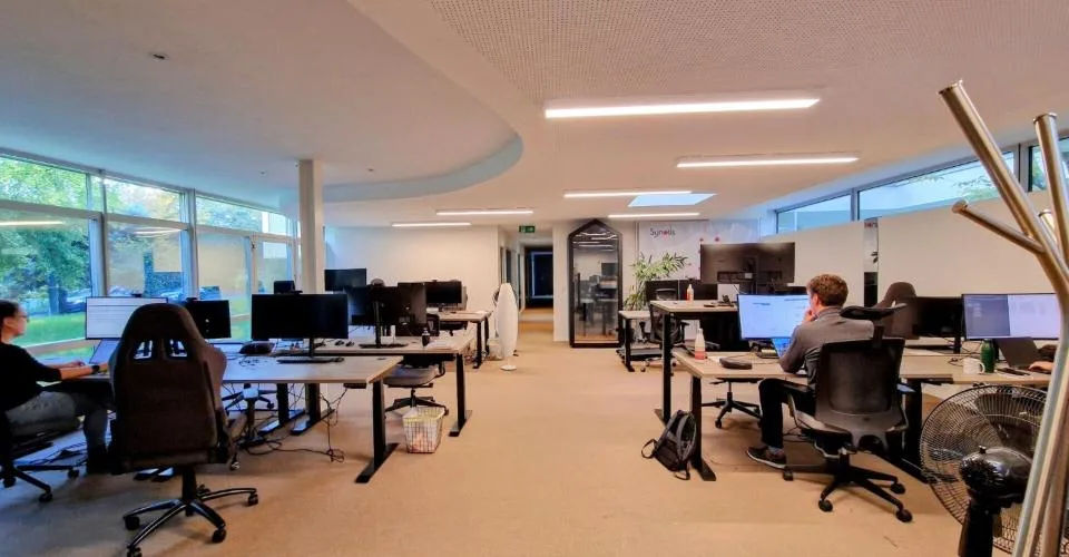 Bureaux clés en main, modernes et lumineux, face au lac.