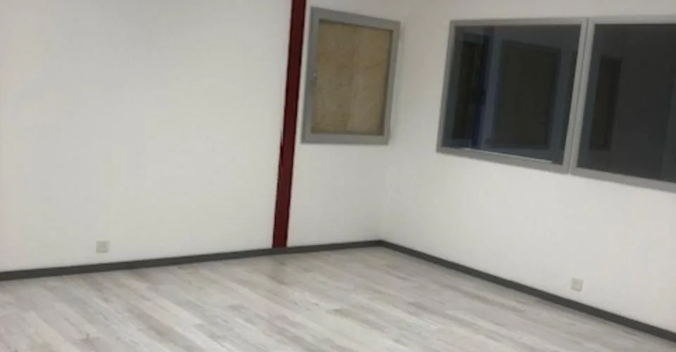 A louer : surfaces commerciales avec belle luminosité naturelle