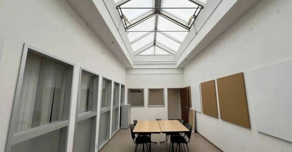 A louer : surfaces commerciales avec belle luminosité naturelle