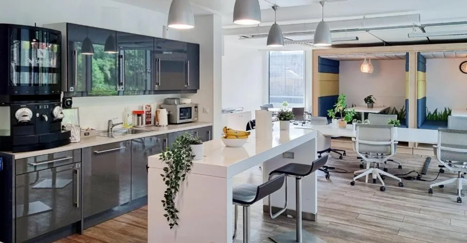 Bureau privé pour 3 à Regus City Flon