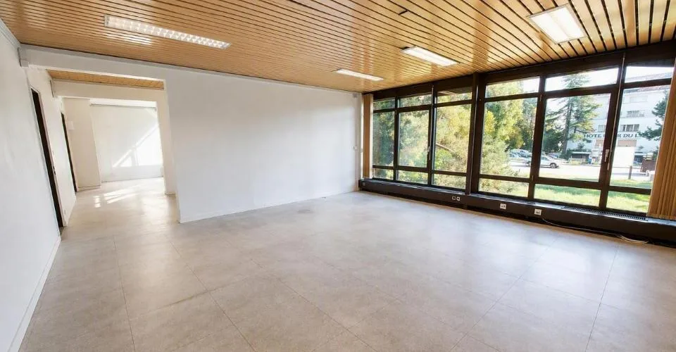 Surface 63 m2 au rez - Proche de tout - Bail flexible