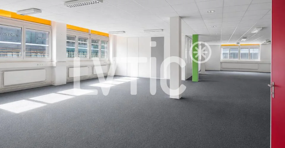 Ateliers, dépôts, bureaux de 760 m2 à louer à Renens