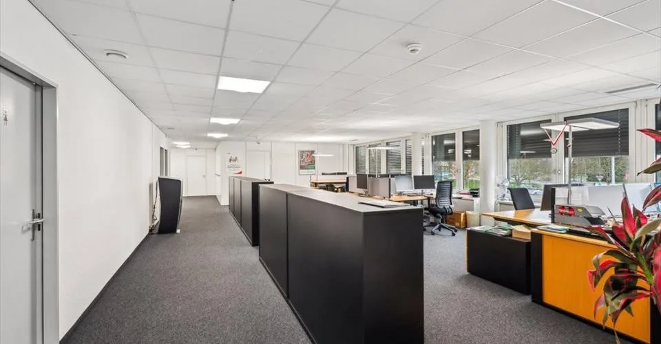 Magnifique bureau à proximité des axes autoroutiers !