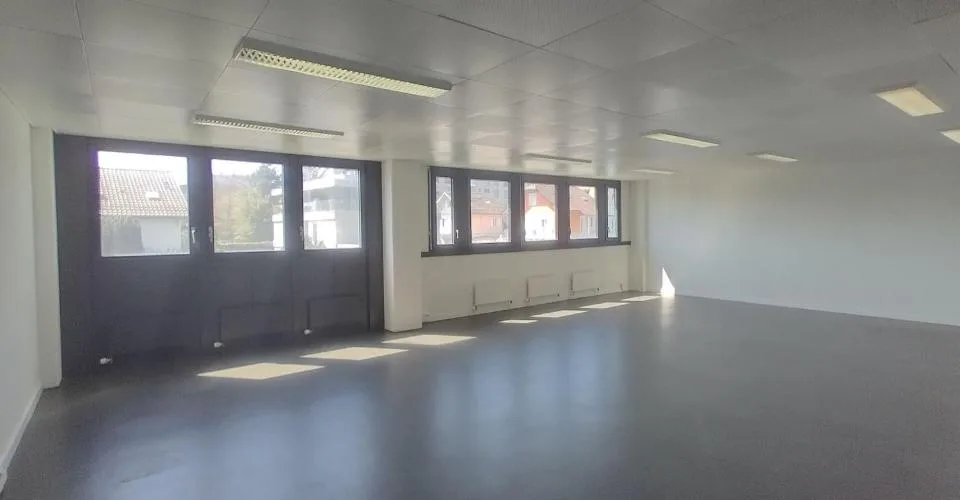 Vos locaux de 194 et 352 m2, monte-charge et quai, à louer à Lonay