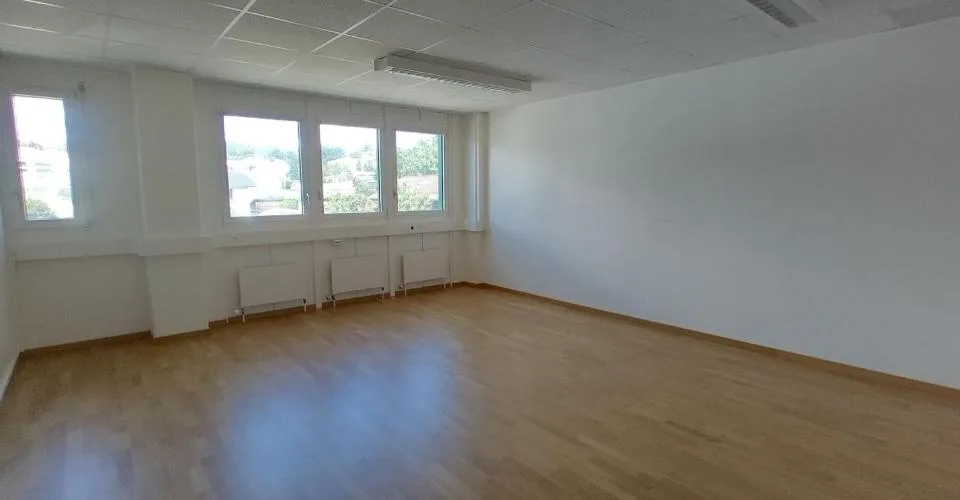 Vos locaux de 194 et 352 m2, monte-charge et quai, à louer à Lonay