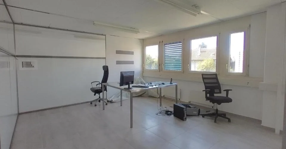Vos locaux de 194 et 352 m2, monte-charge et quai, à louer à Lonay