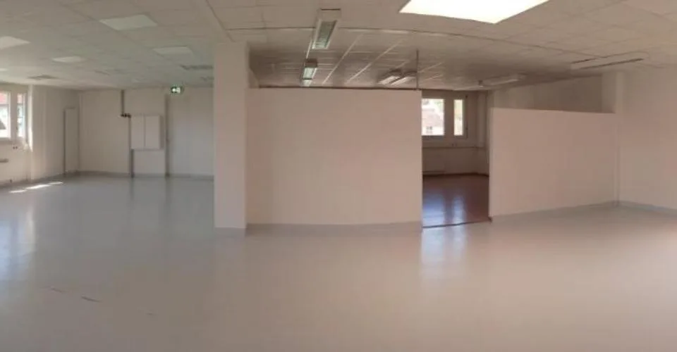 Vos locaux de 194 et 352 m2, monte-charge et quai, à louer à Lonay