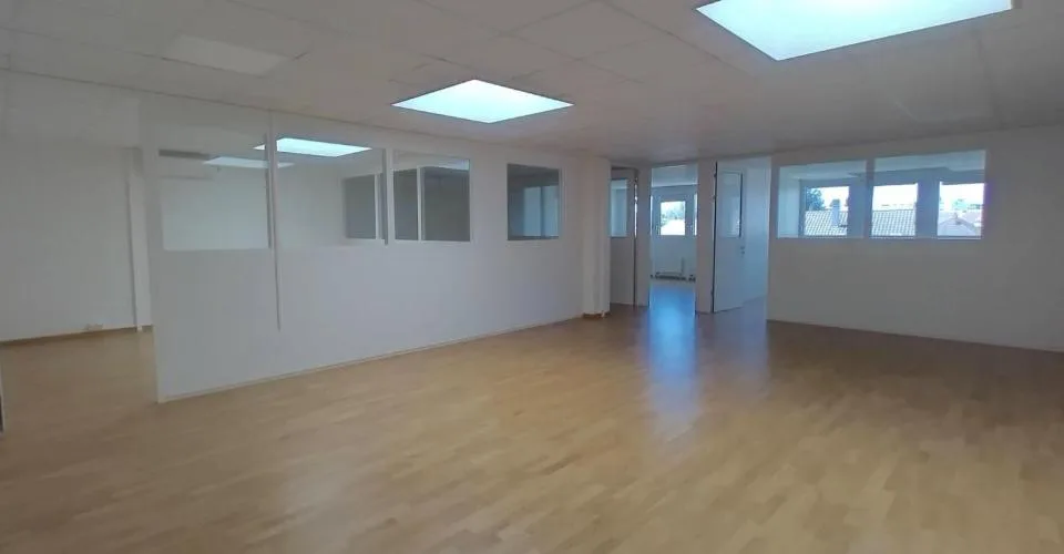 Vos locaux de 194 et 352 m2, monte-charge et quai, à louer à Lonay