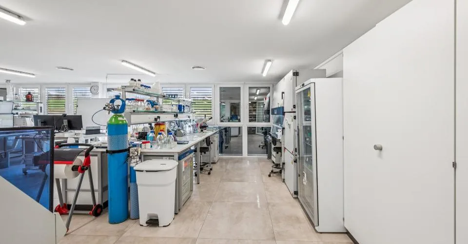 Surface de laboratoire avec bureaux à louer – Chavornay