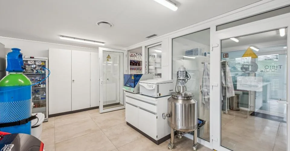 Surface de laboratoire avec bureaux à louer – Chavornay