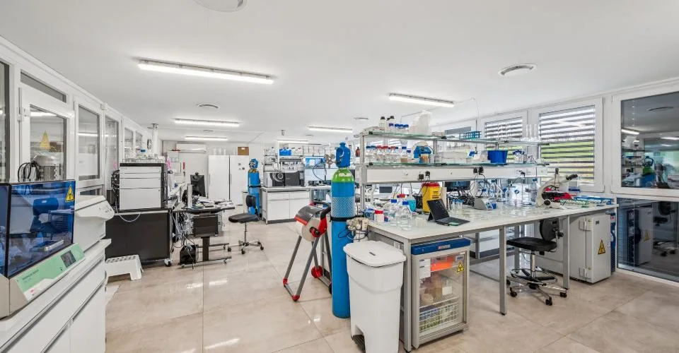 Surface de laboratoire avec bureaux à louer – Chavornay