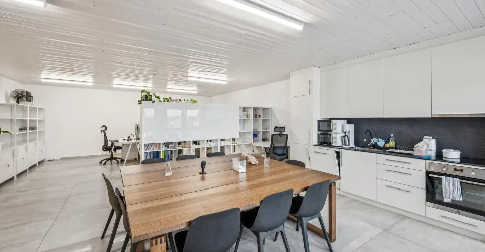 Surface de laboratoire avec bureaux à louer – Chavornay