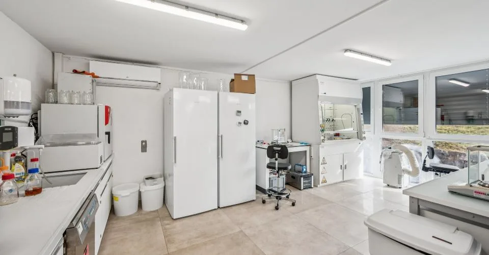 Surface de laboratoire avec bureaux à louer – Chavornay