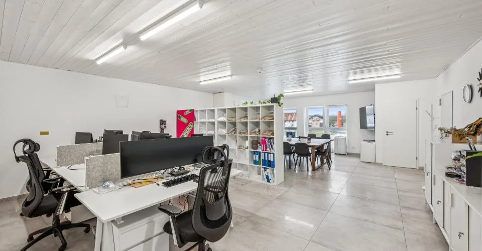 Surface de laboratoire avec bureaux à louer – Chavornay