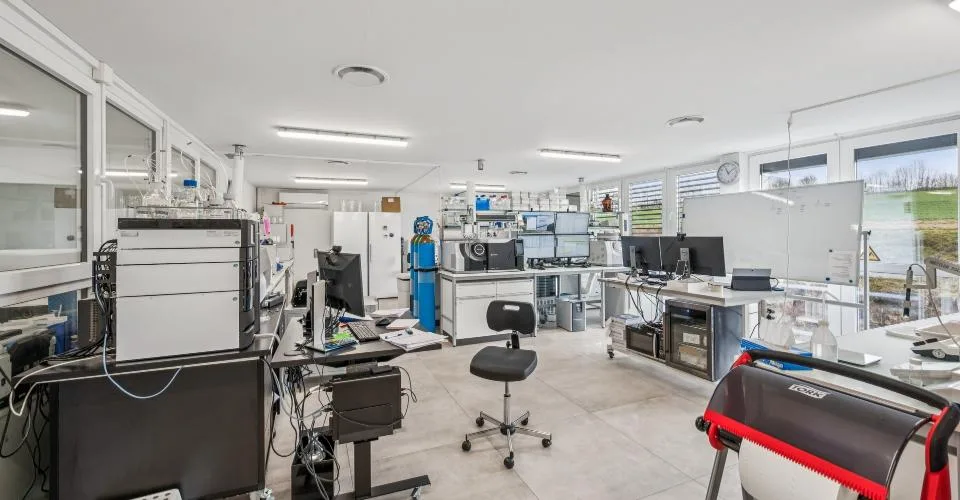 Surface de laboratoire avec bureaux à louer – Chavornay