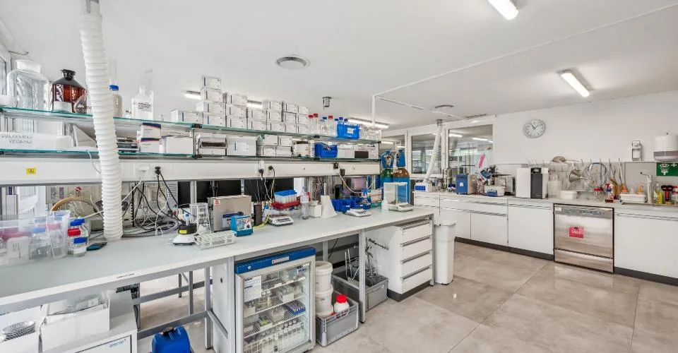 Surface de laboratoire avec bureaux à louer – Chavornay