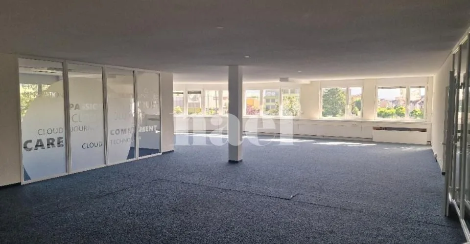Centre Les Tuillières - Lumineuse surface d'env. 158m2 modulables au 2ème étage d'un immeuble commercial