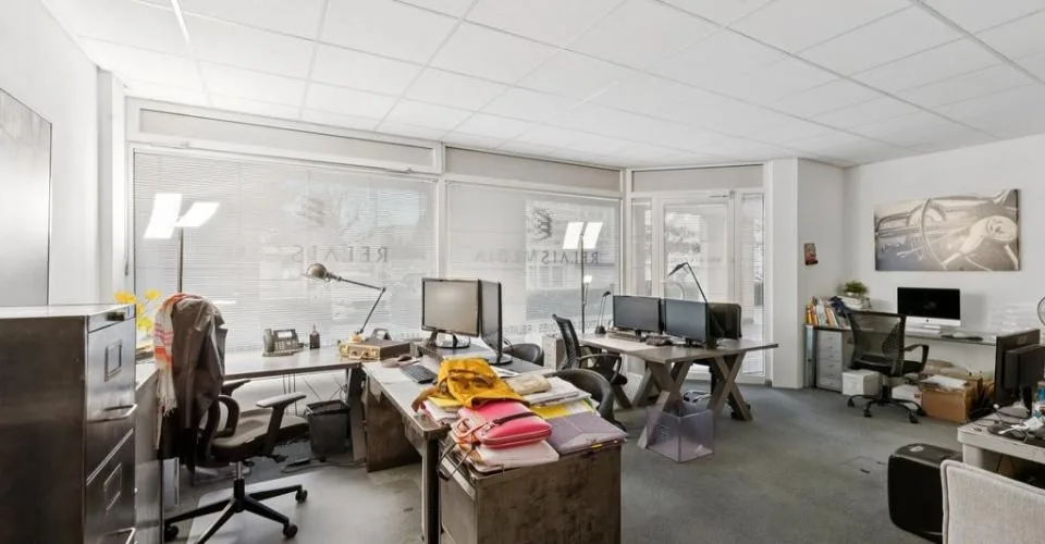 A saisir ! Superbe surface de bureau lumineuse dans bâtiment mixte