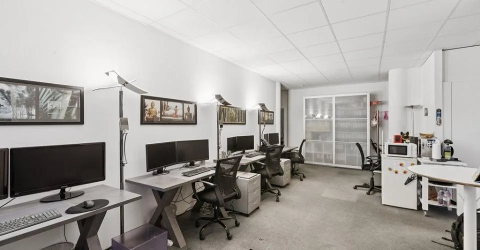 A saisir ! Superbe surface de bureau lumineuse dans bâtiment mixte