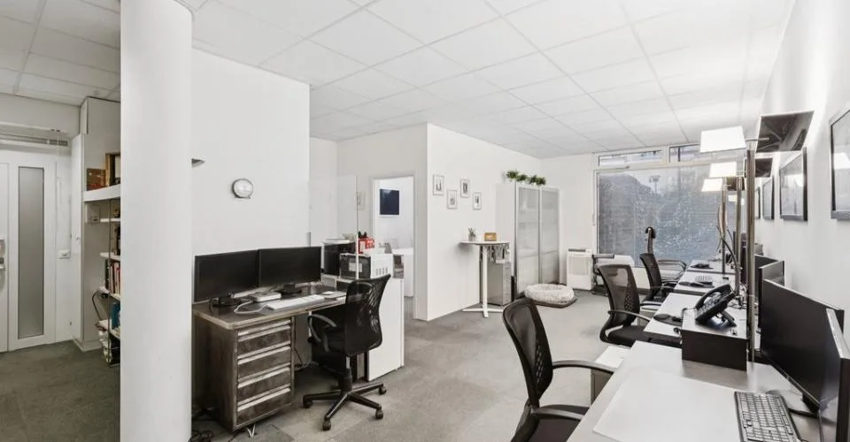 A saisir ! Superbe surface de bureau lumineuse dans bâtiment mixte