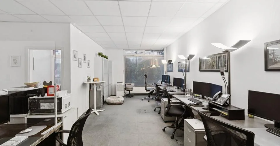 A saisir ! Superbe surface de bureau lumineuse dans bâtiment mixte
