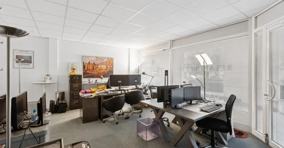 A saisir ! Superbe surface de bureau lumineuse dans bâtiment mixte
