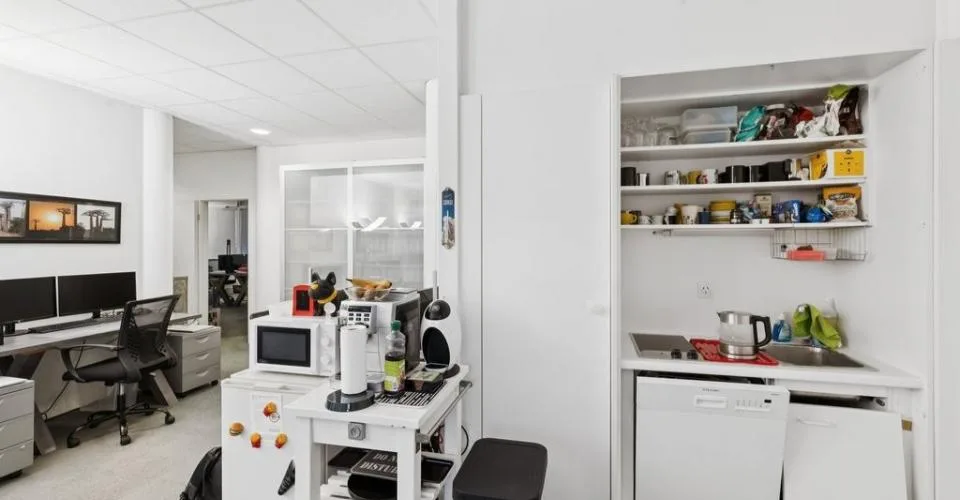 A saisir ! Superbe surface de bureau lumineuse dans bâtiment mixte