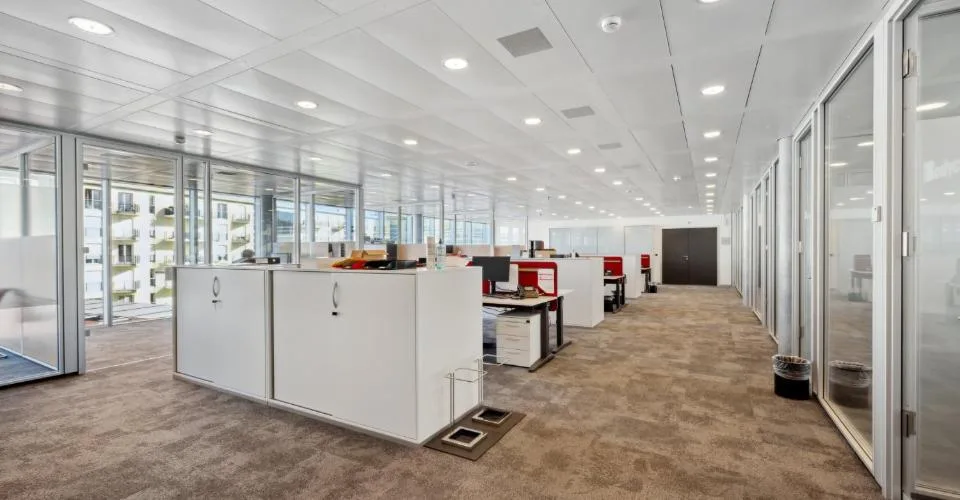Bureaux aménagés - proche gare à Nyon - bâtiment moderne et lumineux