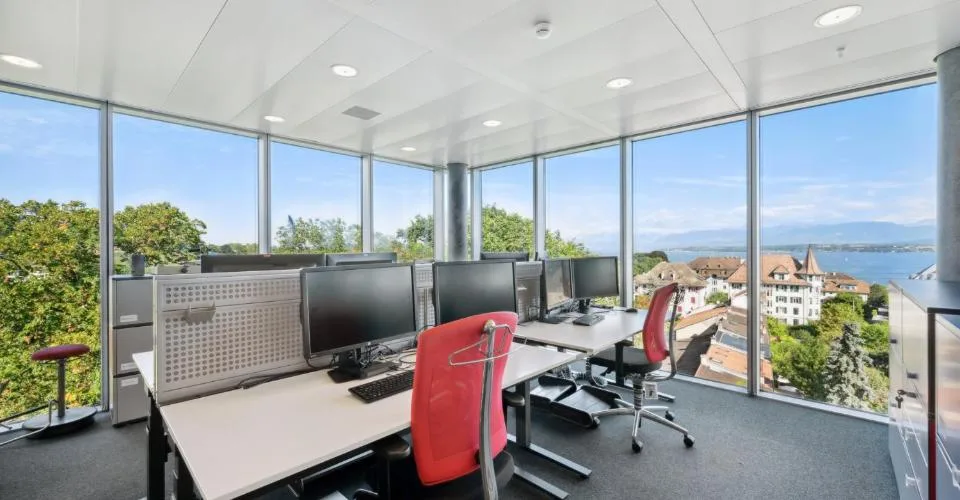 Bureaux aménagés - proche gare à Nyon - bâtiment moderne et lumineux